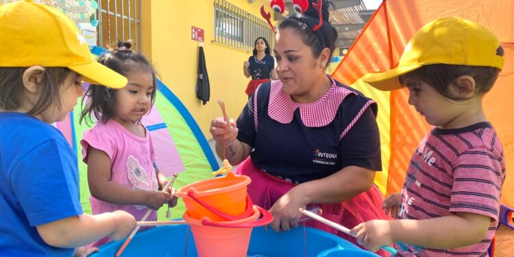 Niñas y niños jugaron y exploraron en inicio de programa Vacaciones en mi Jardín