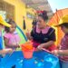 Niñas y niños jugaron y exploraron en inicio de programa Vacaciones en mi Jardín