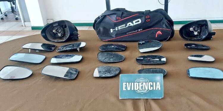 Detienen a hombre que portaba 15 espejos retrovisores