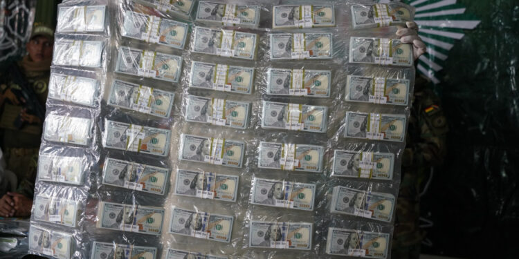 Retirado de un banco de Iquique, encontrado en Bolivia y robado por policías: El extraño viaje de un millón de dólares