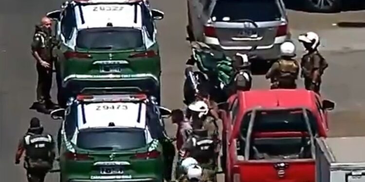 Con bola wrap detienen a hombre que amenazó a carabineros y causó daños a vehículo mientras huía