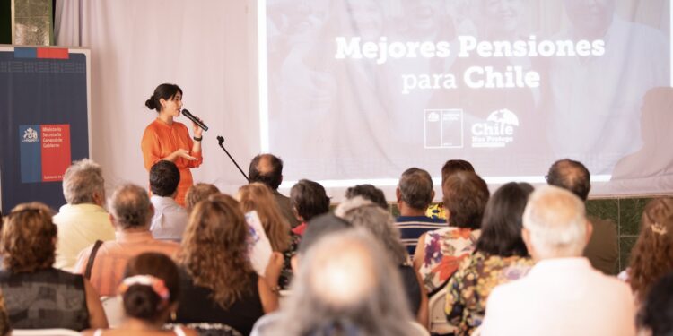 Comunidad de Pozo Almonte conoce sobre la Reforma de Pensiones y recibe Guía de Beneficios Sociales