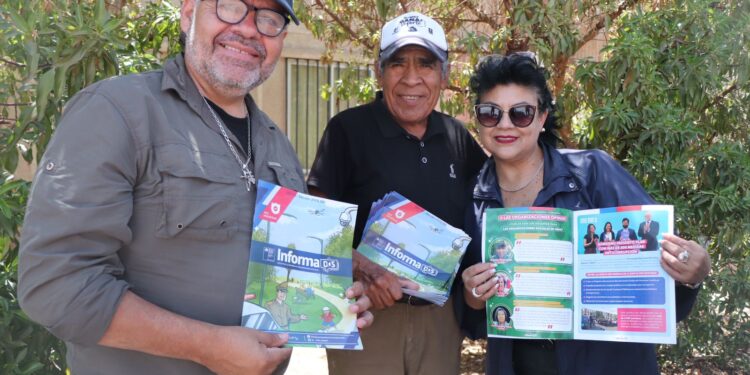 Dirigente vecinal de Huara recibió copias de boletín Informados de Seremi de Gobierno