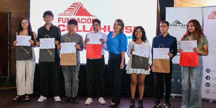 Reconocimiento a 22 estudiantes del Liceo Bicentenario Minero Juan Pablo II de Alto Hospicio