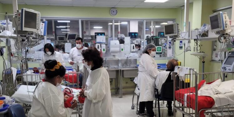 Padres de prematuros celebraron emotiva Navidad en Neonatología
