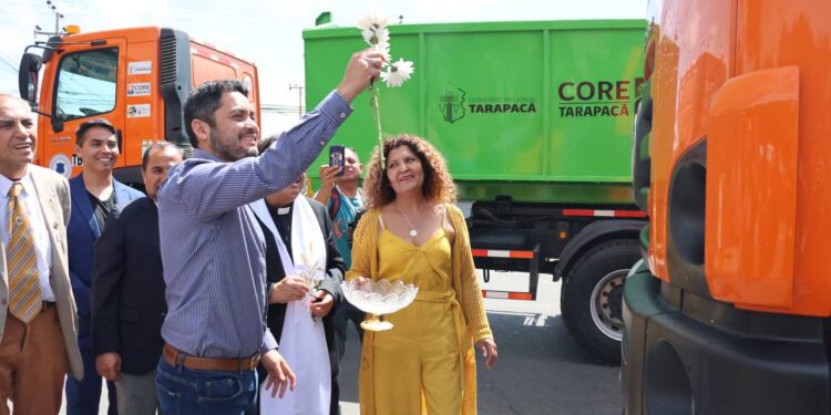 Gobierno de Tarapacá entregó maquinarias y buses a Alto Hospicio por cerca de 1.700 millones de pesos