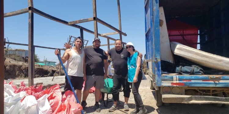 Hogar de Cristo en campamento Manuel Bustos: Exitosa primera entrega de kits de remoción de escombros