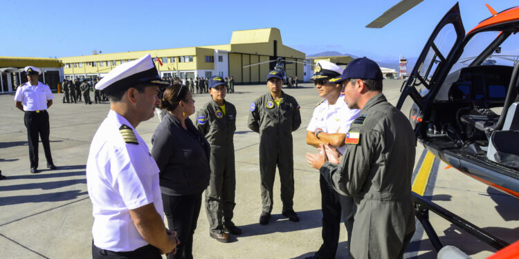 5 unidades aeronavales se desplegaron durante los incendios forestales en la región de Valparaíso