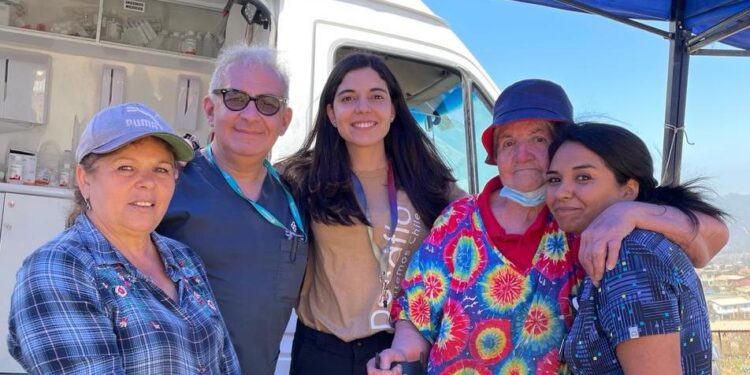 Desafío Levantemos Chile y Clínica Alemana realizan operativo médico de emergencia en centros de salud de la V Región