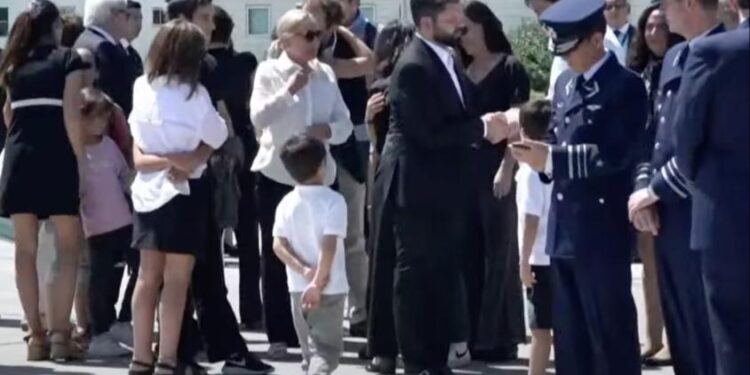 Presidente Boric recibió féretro de Sebastián Piñera y le rindieron honores en el Grupo 10 de la FACH