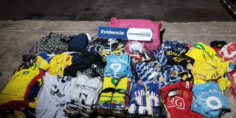 Ocultaron 493 poleras futboleras en camión con verduras; los pillaron en avanzada de Quillagua
