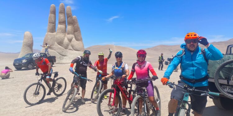 Equipo ciclista Ryabike realizó travesía de 134 kilómetros ida y vuelta a la Mano del Desierto