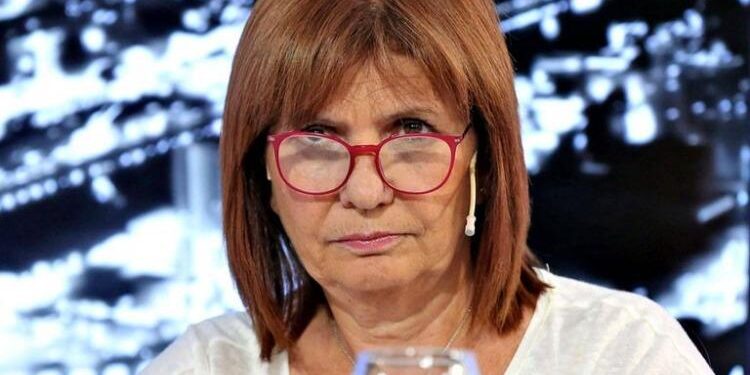 Gobierno de Milei anuncia la detención de dos chilenos en protestas y dice que pedirá su expulsión: ¿Ahora, aquí, haciéndose el fotógrafo mientras incendiaba todo?», dijo ministra Bullrich