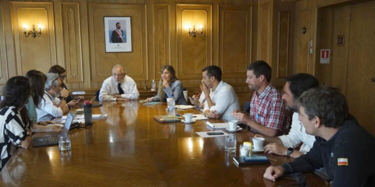 Ministro Montes se reúne con ONG Desafío Levantamos Chile y TECHO Chile para coordinar trabajo de reconstrucción en zonas afectadas por los incendios