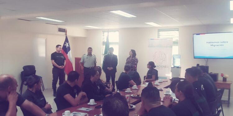 Servicio de Migraciones regional dictó charla a funcionarios de Gendarmería