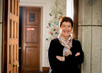 El emprendimiento regional: un aporte a la descentralización / María Emilia