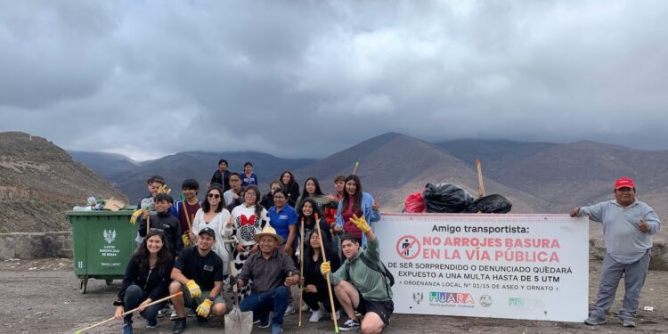 Operativo de limpieza en Chusmiza fortalece vínculo entre jóvenes y entorno patrimonial