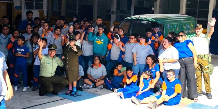 Carabineros visitaron a los alumnos de Escuela Especial Tamarugos