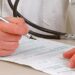 Emisión de licencias médicas disminuye y alcanza un promedio de 13 licencias mensuales por profesional de la salud en 2023