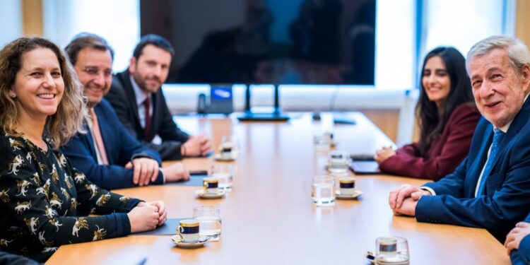 Presidenta de SOFOFA se reúne con el Ministro de Relaciones Exteriores, Alberto van Klaveren