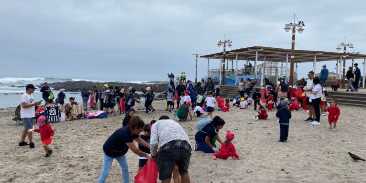 Con un operativo de limpieza de playa se celebró el Día de la Tierra en Iquique