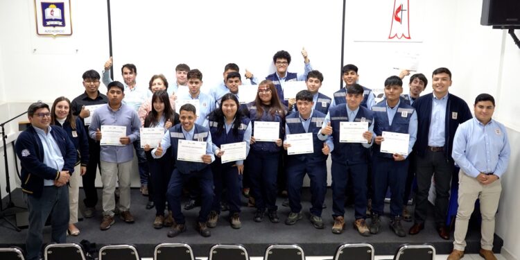 Estudiantes del Colegio Robert Johnson obtienen certificación eléctrica SEC con apoyo del Proyecto C20+ de Collahuasi