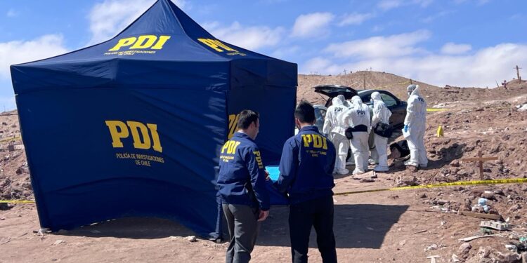 Alto Hospicio: Hallan tres cuerpos (amarrados) en autos abandonados cerca del cementerio de animales