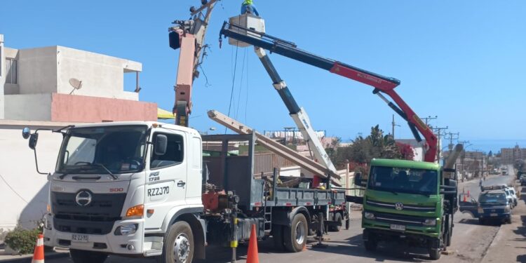 CGE informa sobre emergencia en Bajo Molle luego que conductor derribara seis postes