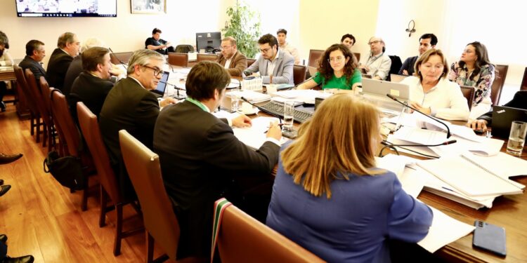Proyecto de Cumplimiento Tributario: Diputados aprueban fortalecimiento de la Defensoría del Contribuyente