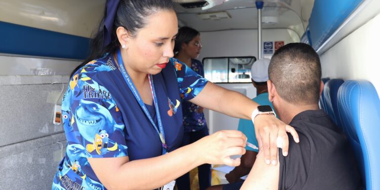 Sector Salud redobla esfuerzos para vacunar a la comunidad contra la Influenza