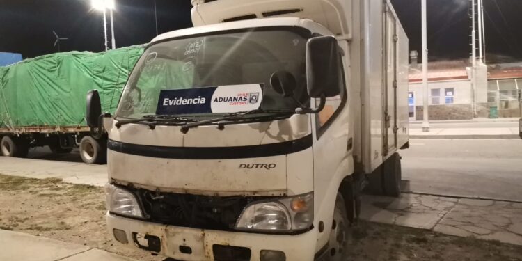 Aduanas y Carabineros reactivan patrullajes conjuntos en 8 sectores de Tarapacá e incautan 4 camiones