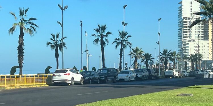 Mal estacionados en calle «Capitán Roberto Pérez»