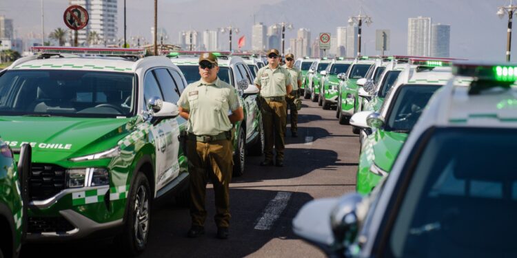 Gobernador Carvajal entrega 23 nuevos vehículos a Carabineros de Tarapacá