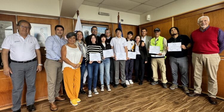 Empresa Portuaria Iquique premia Excelencia Académica de hijos e hijas de sus trabajadores