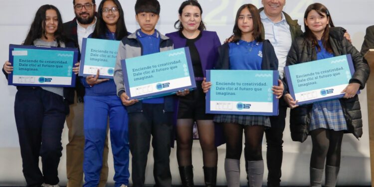 Gobierno inició la entrega de 123 mil computadores a estudiantes de séptimo básico de todo el país