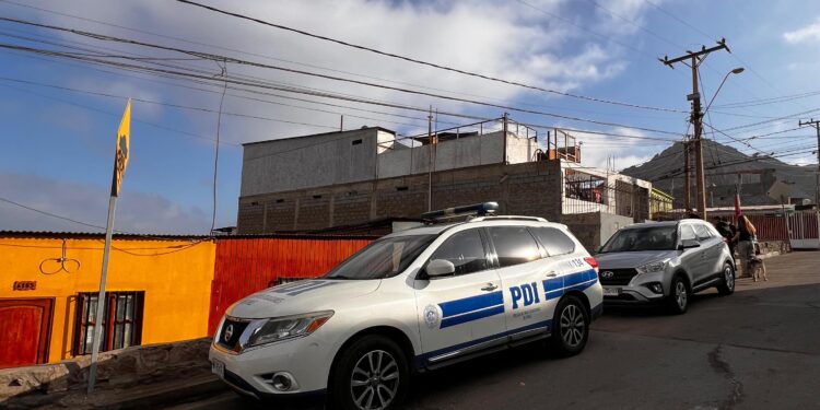 PDI investiga baleo que dejó a dos hermanos con heridas graves en un inmueble del sector norte