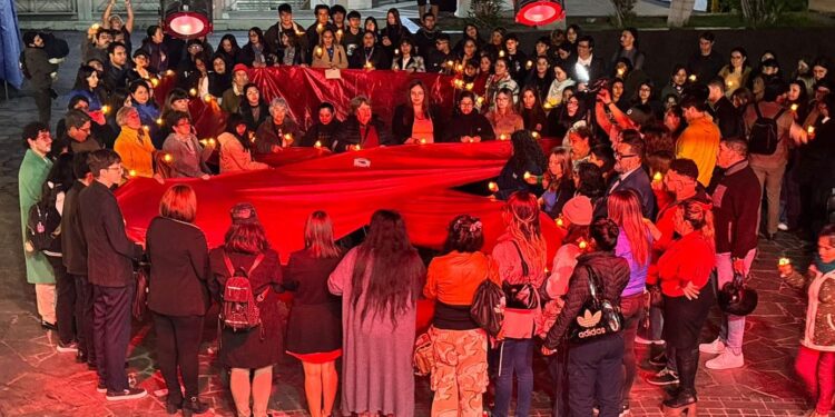 Vigilia Internacional en Memoria de Víctimas del Sida en Plaza Prat de Iquique