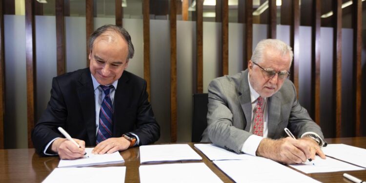 Codelco y SQM firman acuerdo para asociación que da a Chile liderazgo en el mercado mundial de litio