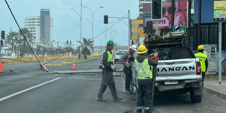 Poste al suelo y amplio sector sin energía eléctrica en Av. Arturo Prat entre Ramírez-Vivar