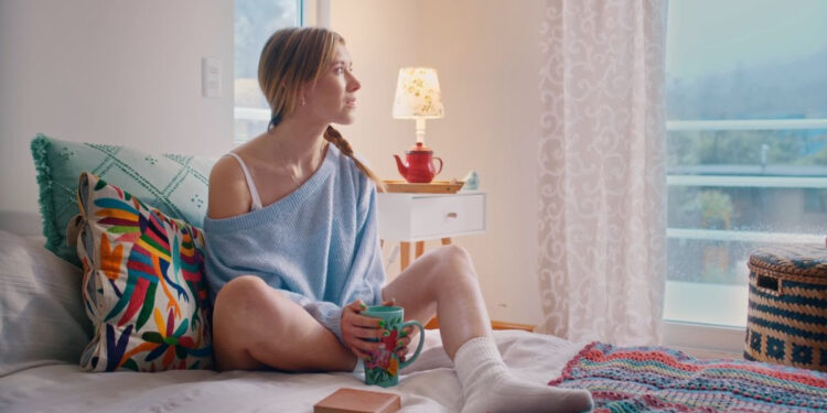 Actriz chilena Carla Jara protagoniza primer clip promocional de Caramba: ‘Camina’