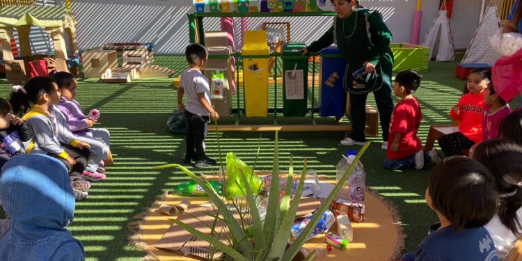 Niños y niñas de Junji Tarapacá desde edad temprana aprenden del reciclaje