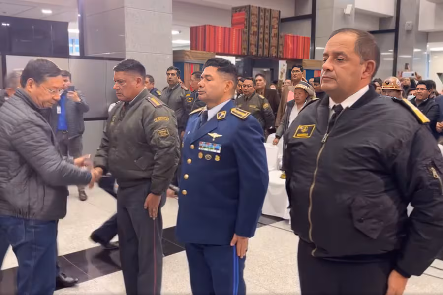 Presidente boliviano Luis Arce nombra a nuevos comandantes en jefe: Llaman a «todos los militares movilizados a retornar a sus unidades»