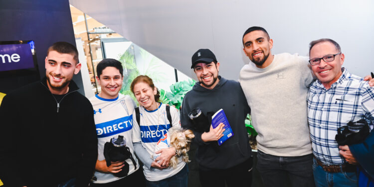 Fanáticos compartieron con jugadores de la UC en experiencia Neo QLED 8K de Samsung en Falabella