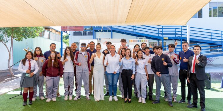 Liceos coadministrados por Fundación Collahuasi serán pioneros en implementar tecnología IA a nivel mundial