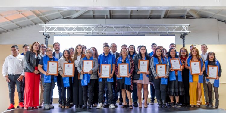 35 vecinos de caletas del sur de Iquique regularizan su educación básica y media