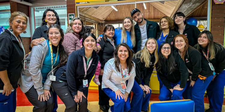 Matt Hunter compartió y cantó con niños y familias del Instituto Teletón