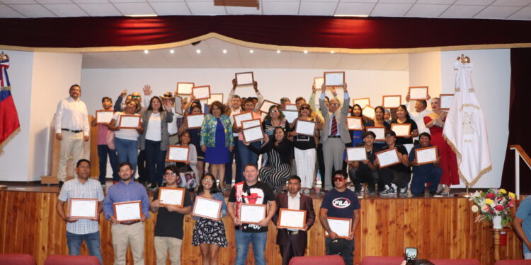 45 vecinos de Pica se graduaron en construcción gracias a becas Sence