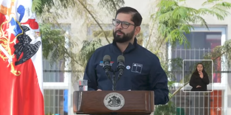 Presidente Boric respondió a personas que le gritaron “merluzo”: “Quedan mucho más en ridículo ustedes que yo”