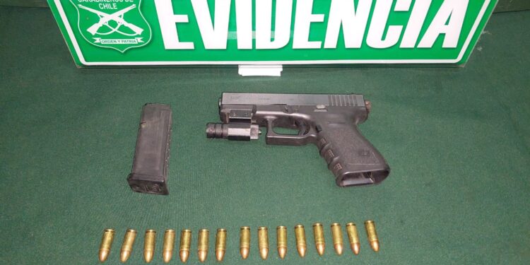 Carabineros detiene a dos individuos que portaban arma de fuego