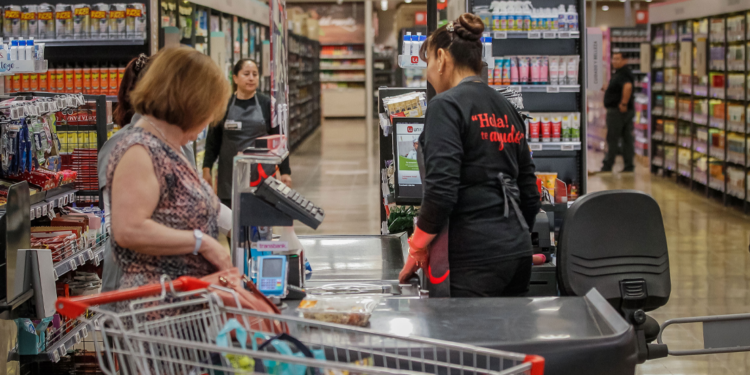 Encuesta Cadem: Expectativas positivas de consumo llegan a 34%, el nivel más alto desde que comenzara el gobierno del Presidente Boric en marzo del 2022
